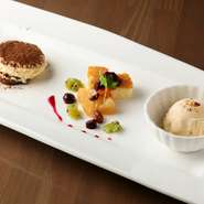 スポンジから3時間かけて仕上げるティラミスや、レアチーズケーキ、パンナコッタなどオーナー手づくりのドルチェ。本格的ながらもどこかやさしい味わいを感じる、食事の終演にふさわしい一皿です。