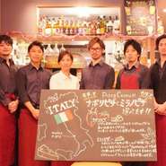 長男(ホール、事務)、次男(シェフ)、三男(バーテンダー)、母(オーナー、ドルチェ担当)で作る、アットホームで丁寧なサービス。
既製品はほとんど使わず、お料理は自家製にこだわっております。
