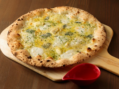 2種類の生地から選べる、石窯で焼く「ピザ」