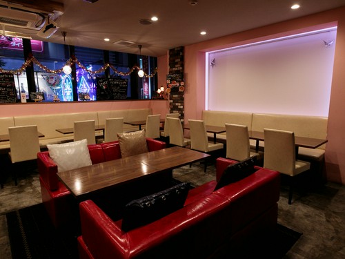 赤いソファーが印象的。座り心地抜群の特等席