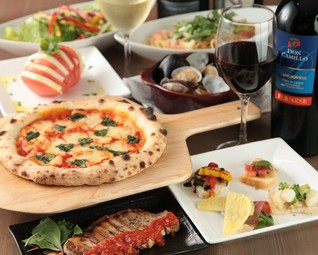 季節の前菜やローストビーフ、スペアリブ、チーズポテト、人気のピザ2種などを詰め込んだ定番コース。