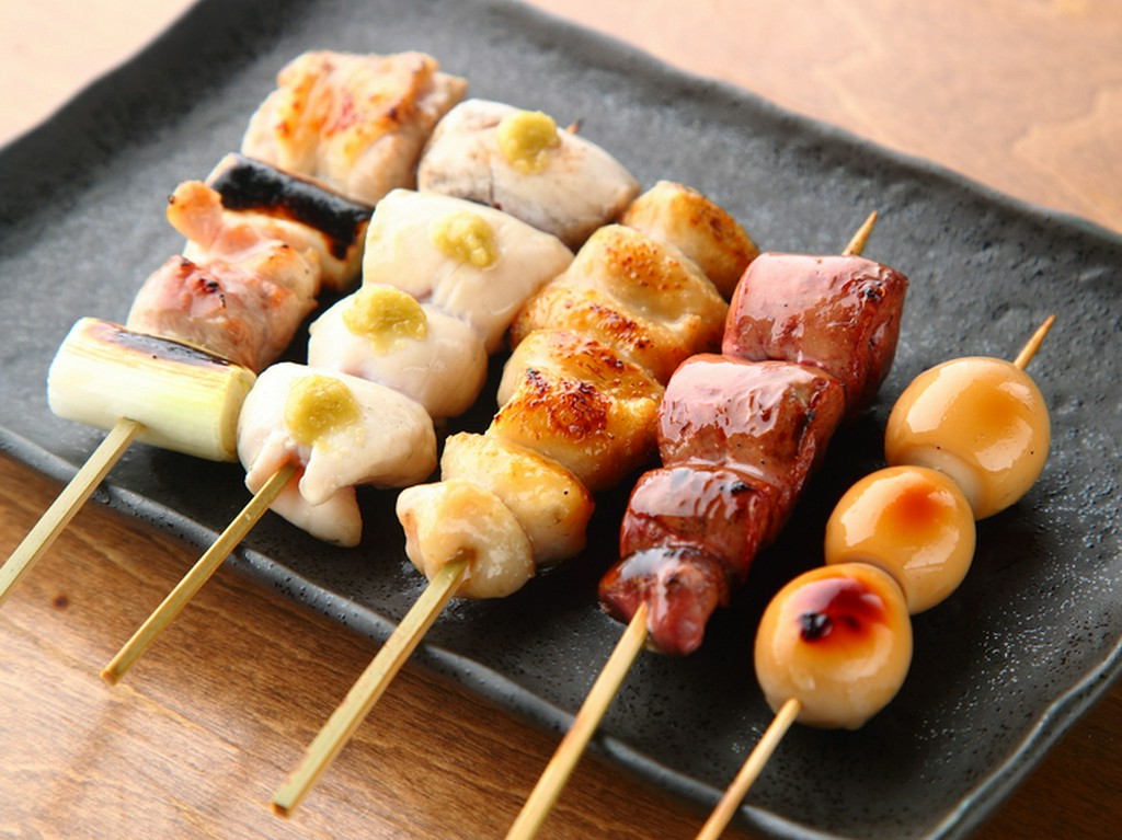 その日仕入れた鶏肉から上質のものを使用する『串の盛り合わせ』