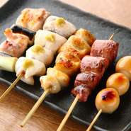 その日仕入れた鶏肉から上質のものを使用する『串の盛り合わせ』