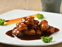 しっとりとしたお肉が人気の『松阪ポークの黒酢酢豚』