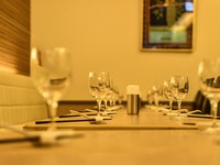 中華料理店と想像できないオシャレな店内で、きれいに盛り付けされたモダン中華はいかがでしょうか？