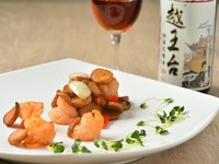 中華料理店を感じさせない店内で、
贅沢に国産フカヒレを使ったモダン中華はいかがですか？