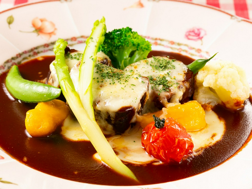 伝説の味を伝承する洋食メニューの数々を堪能する