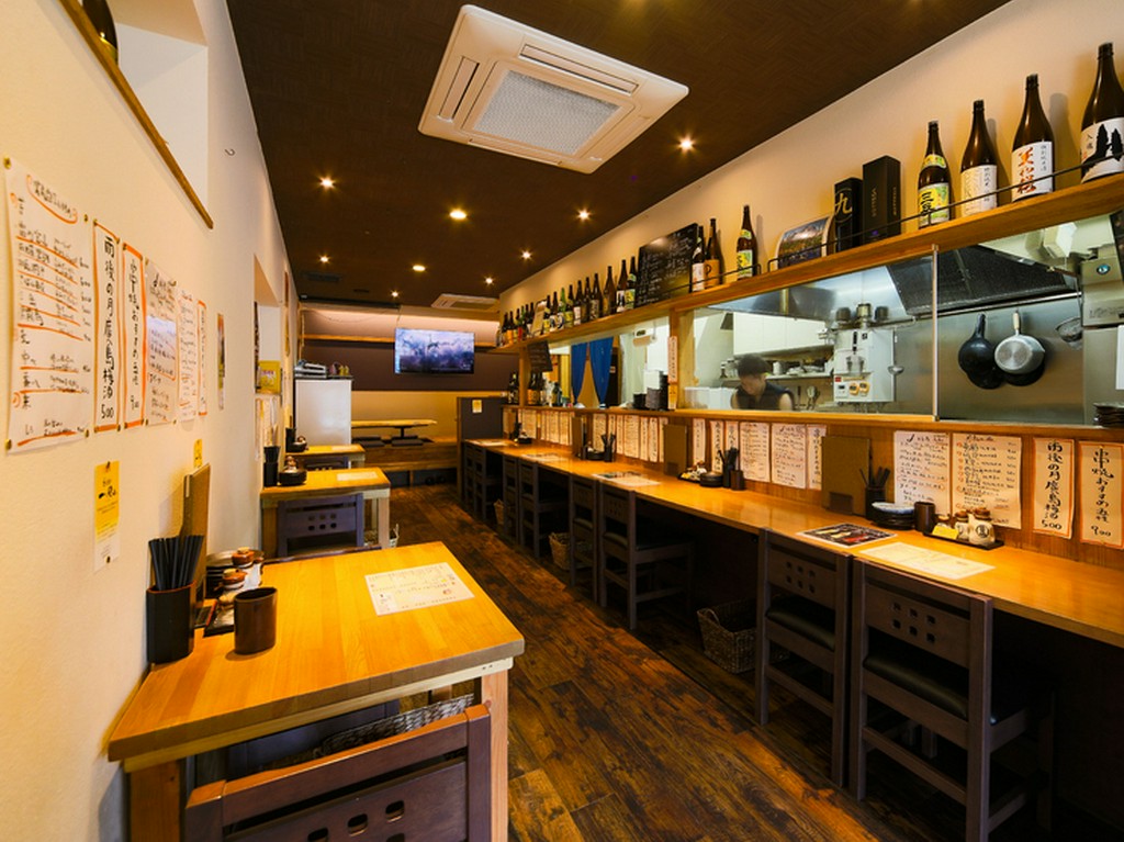 気軽に利用できる居心地のよいお店で、炭火焼きと地酒を堪能