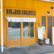 8席あるカウンター席は間隔にゆとりがあり、ひとりでも気兼ねなく過ごすことができます。気さくな店主との会話も楽しいひととき。入口の大きな窓から中の様子が見えるので、女性ひとりでも入りやすいお店です。