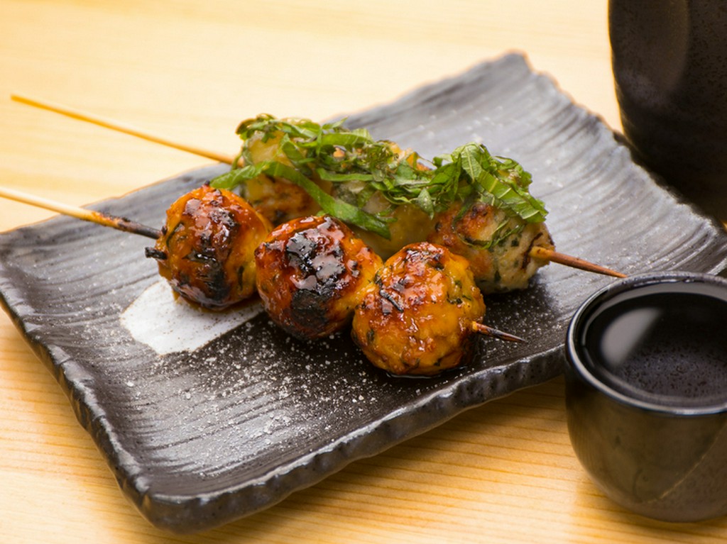 柚子やシソの爽やかな香りを楽しみながら、秘伝のタレでいただく『柚子つくね（タレ焼きor味噌ダレ）』