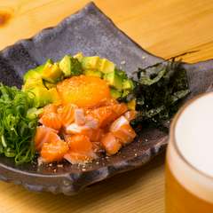 ユッケの新たな魅力を発見、さっぱりしていてお酒にもよく合う『サーモンとアボカドゆっけ』