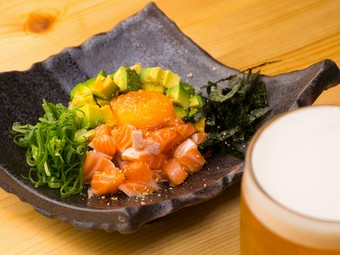 ユッケの新たな魅力を発見、さっぱりしていてお酒にもよく合う『サーモンとアボカドゆっけ』