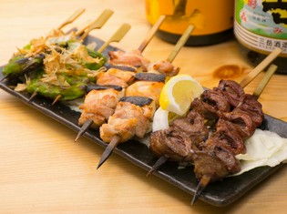 広島の地鶏「高宮鶏のもも肉」や、厳選して仕入れる「鮮魚」