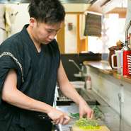 木の温もりが溢れ落ち着いた雰囲気の店内で、心地よい時間を過ごしていただきたいです。ふらっと足を運んでも、楽しい時間をすごしてほしい。ひとりで来店された方には積極的に声掛けをしています。