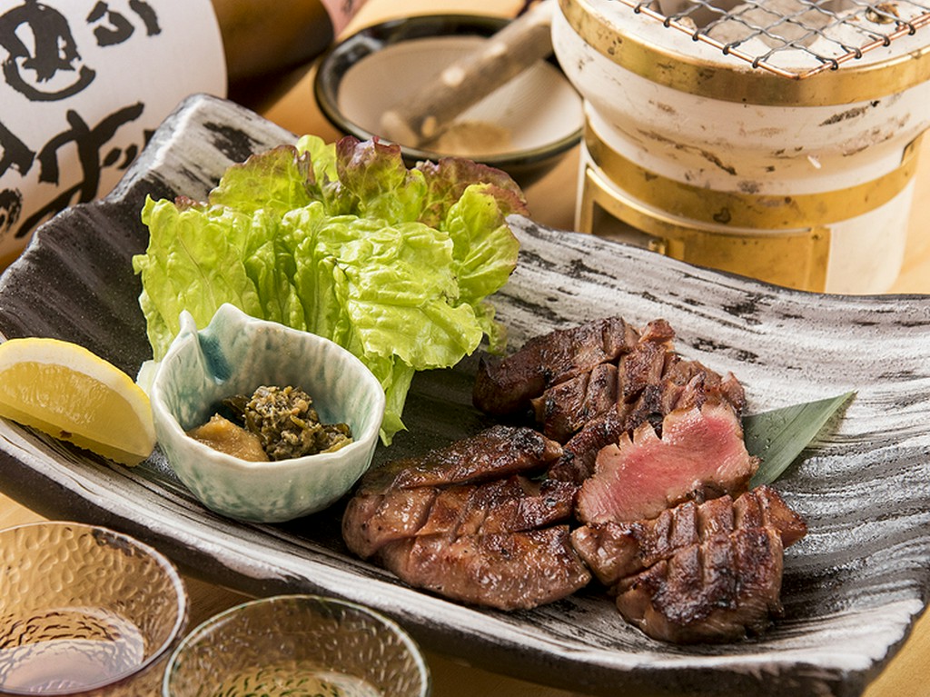 牛タンのイメージを覆す、贅沢な厚切り牛タンステーキ『名物厚切塩牛タン　特上（大）』