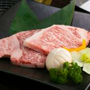 肉のプロが厳選したA5ランクの和牛ロースを、贅沢に厚切りでいただくことができます。美しく入ったサシと、舌の上でふんわりとろける食感は、一度食べたら忘れられなくなりそうです。