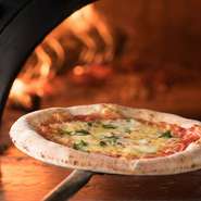 “ここでしか味わえないイタリアン”にこだわり、2000年の創業時から進化を続ける皿をご提供。なかでも福津移転時に独自開発し、幻といわれた「高級小麦ハルユタカ」を使ったパスタ＆ピッツァ、豪快な炭火焼が評判。