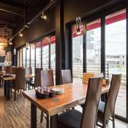 着席で100名様以上がゆったり過ごせる大型店。昼間は自然光が気持ちいい窓側の席、ワイワイ楽しみたい時は広いボックス席が人気です。11時から22時まで休憩なしの営業も何かと便利。ぜひ、楽しい女子会を！