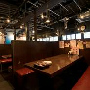 4～6名様用のボックス席が6卓あり、とくにお子様連れのファミリーに人気。周囲を気にせずにくつろげ、いろいろな料理をシェアしながらワイワイ楽しめます。ボックス席は人気が高いので、早めのご予約がオススメ。