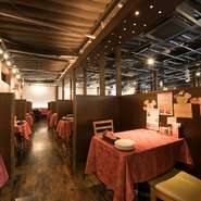 驚くほどおいしいパスタやピッツァ、多彩な前菜や豪快な肉料理が集う店。テーブルの間隔も広く、半個室風の空間が多いので、二人でゆっくり会話しながらグルメな時を過ごせます。女性好みのデザートも豊富！