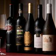 究極の生パスタや炭火焼に合う味を選りすぐり。白＆赤はグラス・デキャンタ・ボトルから選べ、グラスは540円～、ボトルは3000円台が中心。スパークリングはハーフサイズもご用意。気軽にいろいろ楽しめます。