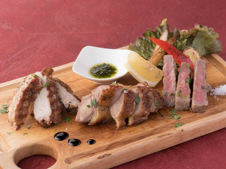ディナーに豪快に楽しみたい炭火焼『肉祭り！　カルネミスト』（210g）
