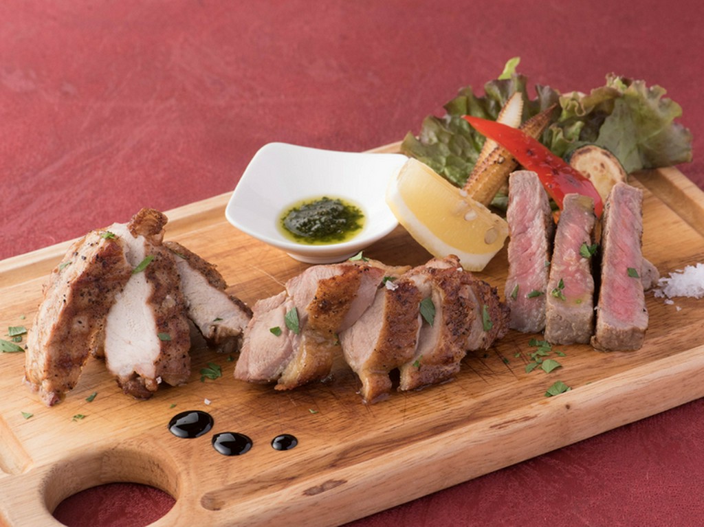 ディナーに豪快に楽しみたい炭火焼『肉祭り！　カルネミスト』（210g）