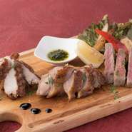 「いろいろ楽しみたい」という時の一押しがこれ！　A4等級以上の九州産和牛、糸島豚、鴨の3品を豪華な盛り合わせに。九州の銘柄肉を香ばしい炭火焼で一度に堪能できます。　2540円（税込2794円）