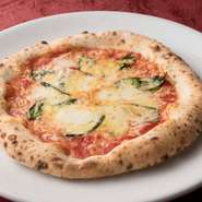 生産者直送 高級小麦  ハルユタカを100％使った生地を石窯で高温焼き上げ。小麦の風味、外がパリッ中がふわっの食感が絶品です。人気No.1のマルゲリータは元気なトマト×独自調合のチーズのコラボに魅了される一枚