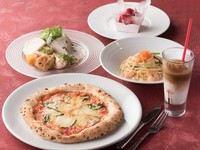 前菜盛り合わせ・石釜ピッツァ　or　パスタ・お飲み物・パティシエ特製デザート　こだわりのお飲み物とデザートは一品ずつお選びください
お一人様2390円（税込2629円）