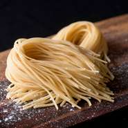 100回以上の試作を経て完成した唯一無二の生パスタ。北海道上富良野産の高級小麦　ハルユタカを100％使用し、日本人好みの食感とコシを実現。秘伝の調合と最適な熟成で、驚きのおいしさを提供しています。