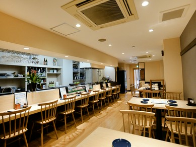 落ち着いた雰囲気が心地良い、スタイリッシュな焼き鳥店