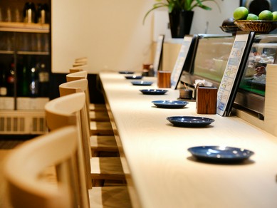 デートにもぴったりな白を基調とした明るく清潔感のある店内