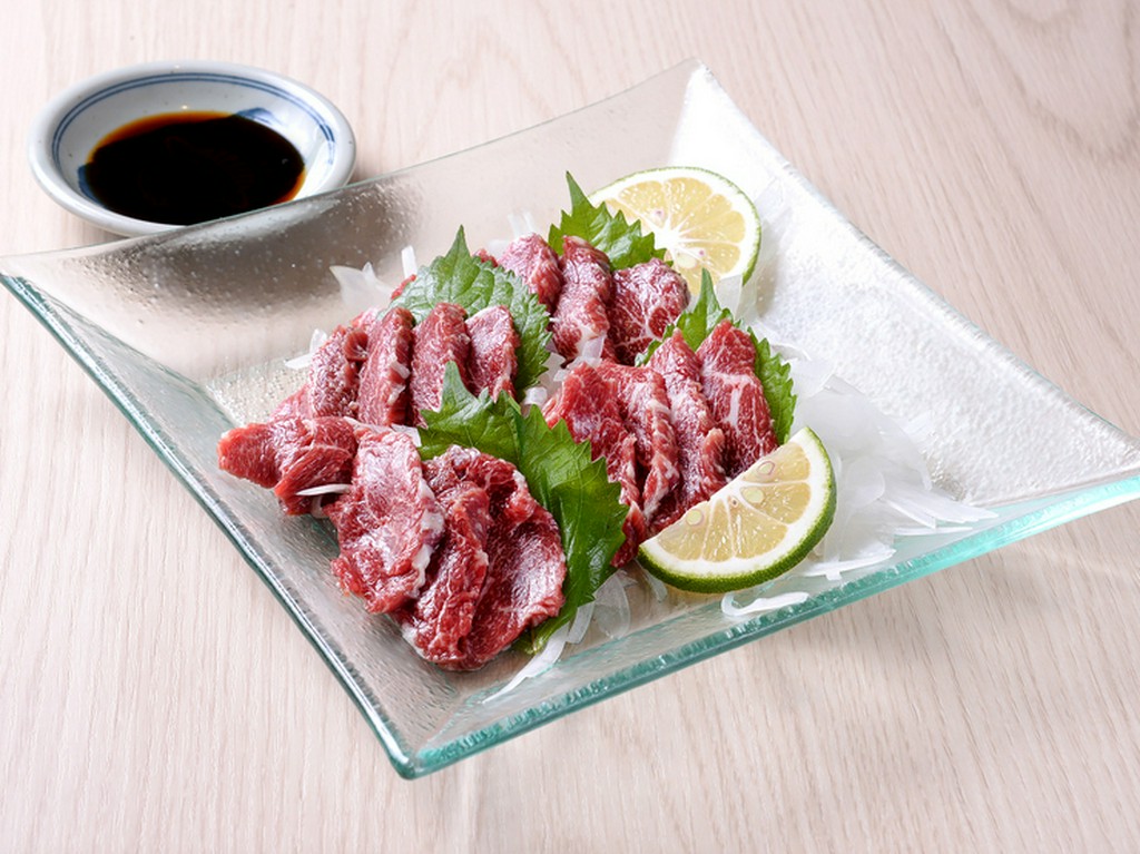 とろける美味しさ！　質・量ともにこだわった本場直送の『馬刺し』