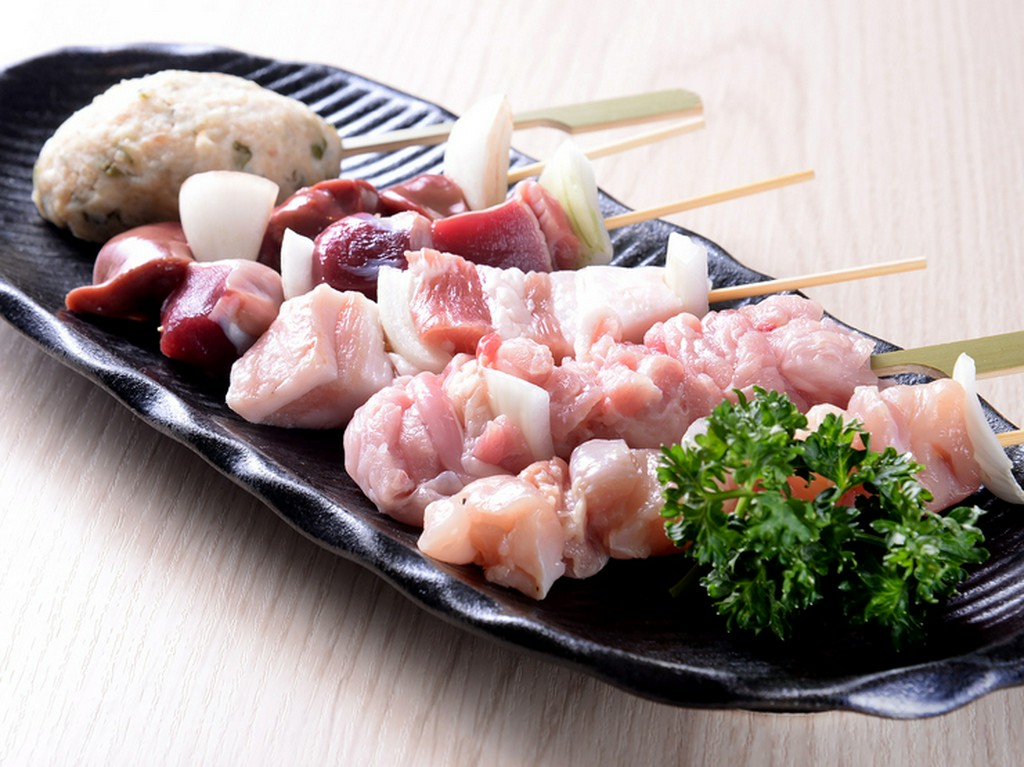 鮮度抜群の鶏を炭火でこんがり。塩が旨味を引き出す『焼き鳥各種』