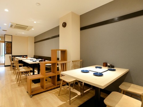 ゆったりとくつろげる広めのテーブル