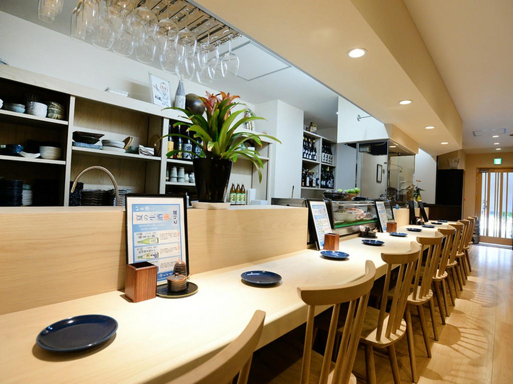 カウンター席では、マスターやスタッフとの会話もご馳走