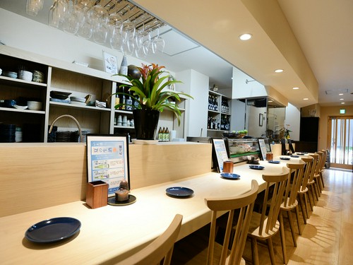 カウンター席では、マスターやスタッフとの会話もご馳走