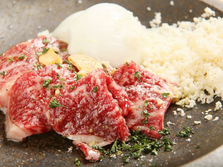 6名用の小上がりや少人数様用のソファー席でくつろぎの歓送迎会