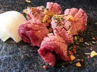 ・特上厚切り牛タン　1,850円
・うす切り牛タン　1,480円
・旨ネギ塩牛タン（塩昆布入り特製ネギ塩）　1,580円