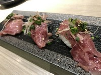 ・極上とろけロースの炙り寿司　一貫380円／三貫1,140円
・漬けローストビーフの握り　一貫300円／三貫900円
・羊肉の肉寿司　一貫300円／三貫900円