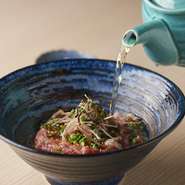 ・極上とろけロースの肉茶漬け
ご飯をお肉で包んだ贅沢茶漬け。熱々の特製出しをかけて。