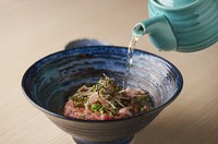 ・極上とろけロースの肉茶漬け
ご飯をお肉で包んだ贅沢茶漬け。熱々の特製出しをかけて。