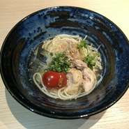 ・阿波　半田そうめん　～鶏つゆ～（冷）
徳島県産のコシが強い極太手延べそうめんを冷麺風で。