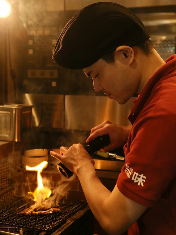 カウンター席では料理人自らがおもてなし