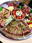 大好評の3~4名様向けのお肉だらけのオードブル。要予約(3日前まで)でお願いします。ローストビーフ2種、ブラータチーズのカプレーゼなどなどお肉料理をたっぷり詰め込みます。