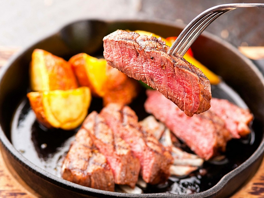 濃厚な肉の旨みを堪能できる『別海町しまざき壮健牛のヒレステーキ（100g）』