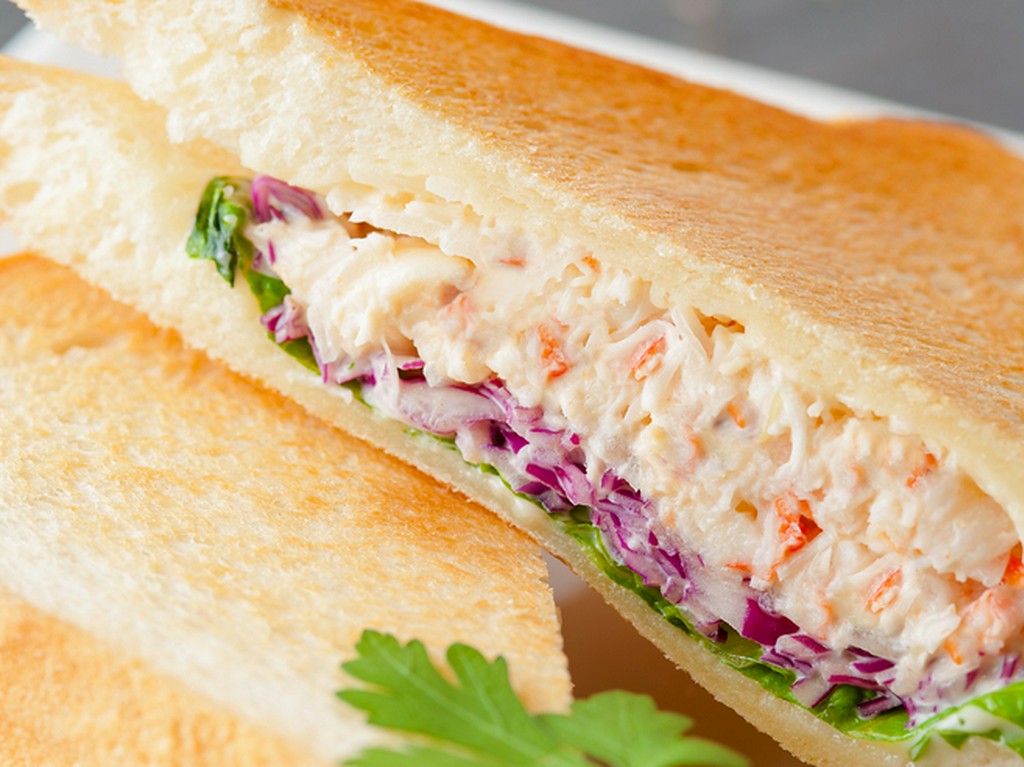 この店の看板メニュー『【REGALO　KURA】特製タラバガニサンド』