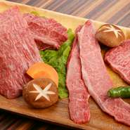 最大の肉の消費地である関東圏には、頂上決戦を競うようにしていい肉が集合。そんな中から銘柄に固執せず、店主の目利きで調達。高品質な牛肉を仕入れ、提供しています。