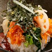 色鮮やかな『ビビンバ』。ひき肉は仕込みの際の上質な肉の端材を利用。ゼンマイのナムルには味付けにひと工夫があり、ごはんが進みます。

